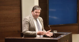 Finans- och näringsutskottet: ”Offentliga Ålands kostnadskostym är för stor”