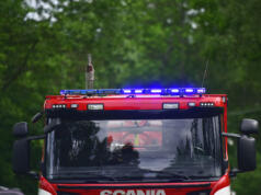 Minst hundra höns i brinnande ladugård på Föglö