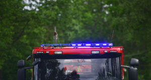 Minst hundra höns i brinnande ladugård på Föglö