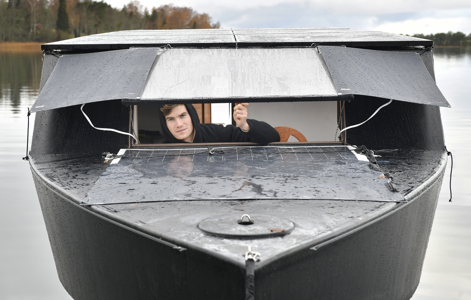 Solcellsbåten ska föra Lukas genom Europa