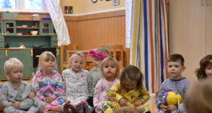 Mysig pyjamas istället för läskig kostym när Björkdungen firar halloween