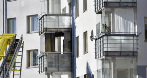 Person avliden efter lägenhetsbrand på Lotsgatan