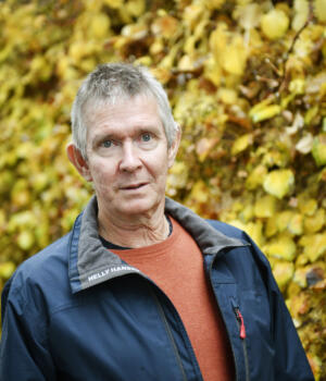 Kaj Törnroos prisas med farsdagsmedalj av president Stubb