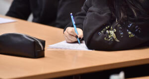 Jomalafullmäktige vill behålla assistenter