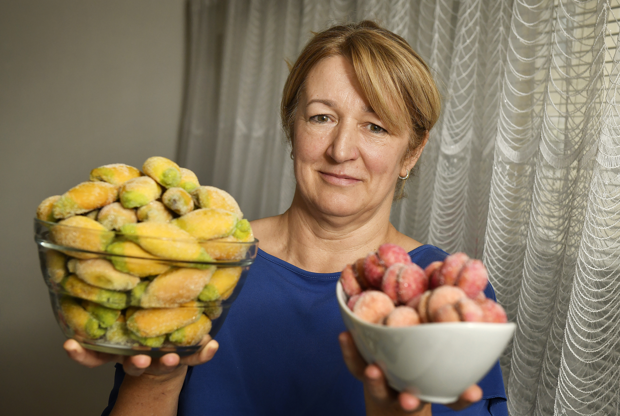 Fata lagar bakverk och tårtor med bosnisk prägel