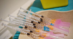 Långa köer för vaccination – ”trasslig höst” med stora volymer bakom problemen