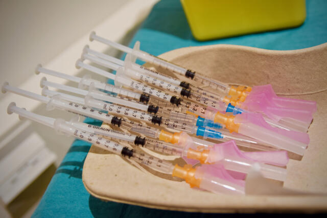 Långa köer för vaccination – ”trasslig höst” med stora volymer bakom problemen