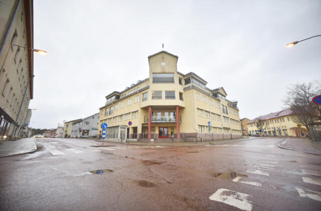 Staden säljer Nyfahlers och ändrar stadsplanen för att bygga bostäder