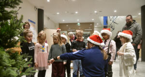 Barnen fick klä polisens julgran