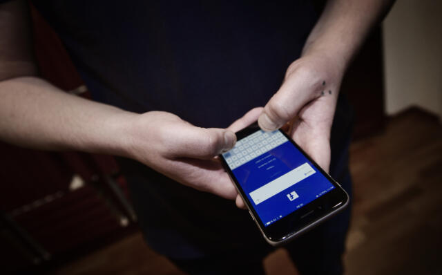 Öppen för att lagstifta om mobilregler i skolan