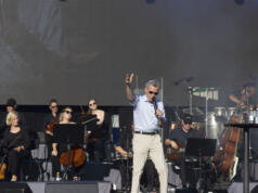 Wiklöf sjunger om fred