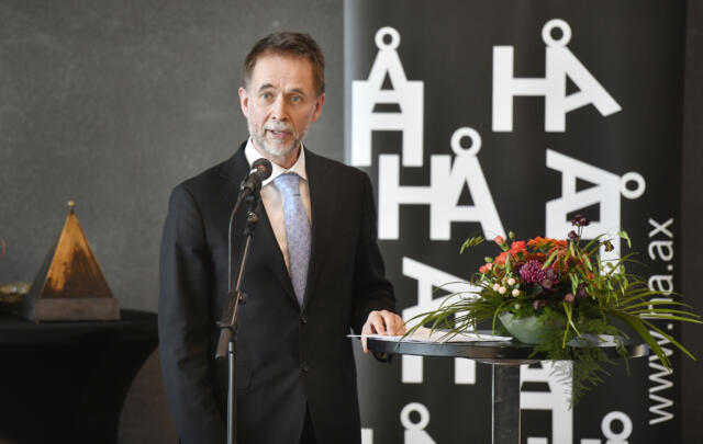 Waller fortsätter leda högskolan