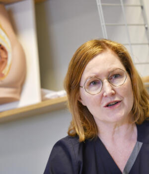 Gamla förlossningsskador kommer i kapp vid klimakteriet – specialisten berättar mer