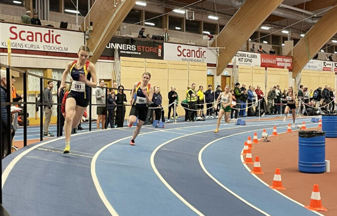 Sex unga friidrottare tävlade inomhus