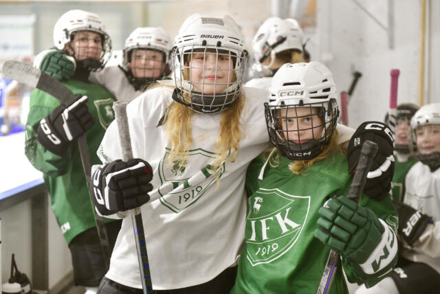 Hockeytjejerna i IFK F12 jobbar hårt och drömmer om framtiden