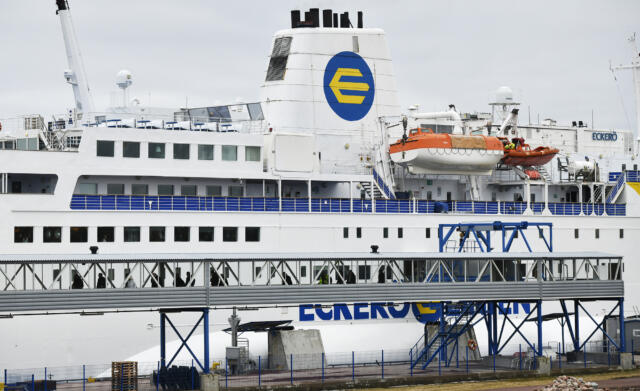 m/s Eckerö tvingas lägga till med slagsida i Grisslehamn
