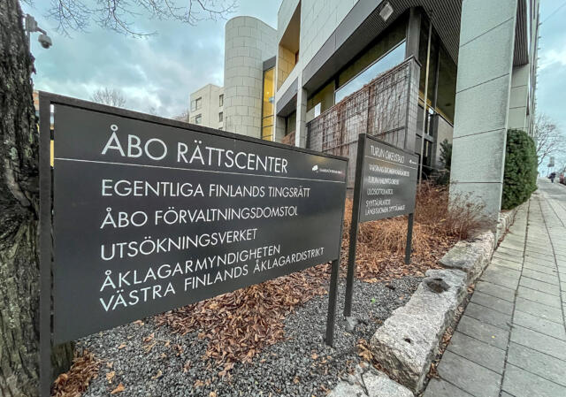 Slog sambons huvud i golvet tills hon blev blind