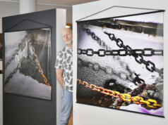 Fotoutställning som varvar porträtt med rost och frost