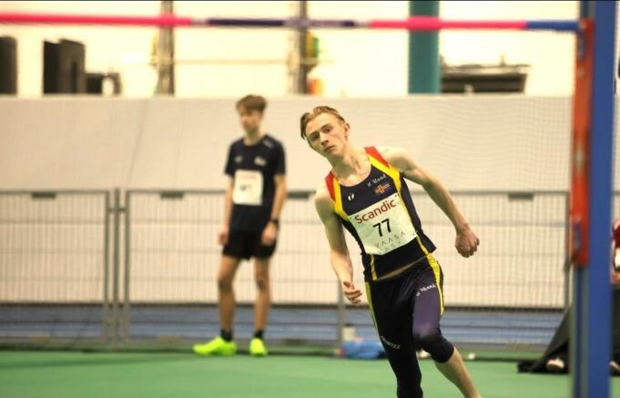 Alexander Björkén hoppade högt och blev sjua i hall-FM