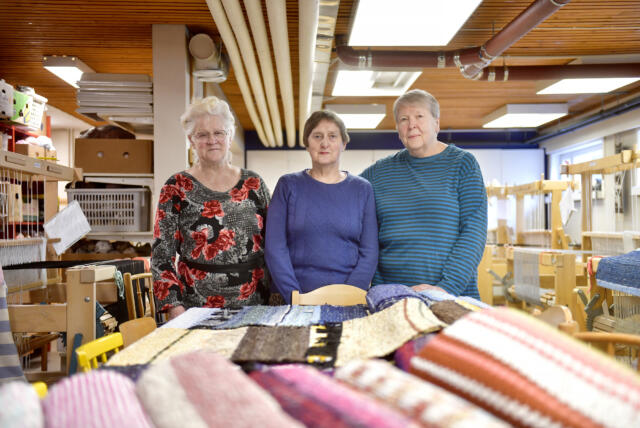 Här vävs det trasmattor så det dammar om det