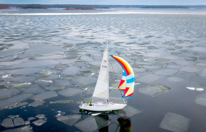 ”Det är sommar nu”, säger Linus som seglade bland isflak
