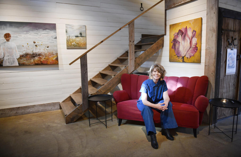 Anna Lind Bengtsson Visar Storblommigt I Galleri Skarpans Nya land