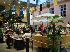 Ung jazztrio spelar i Jazztelegrafen