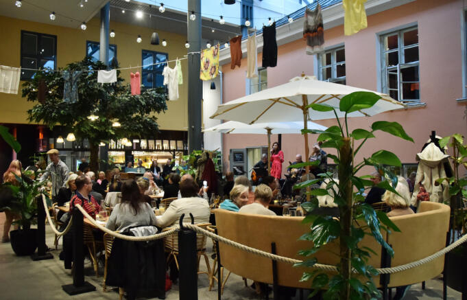 Ung jazztrio spelar i Jazztelegrafen