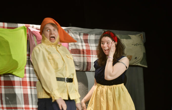 Funkisteaterns Snövit: ingen prins men många, stronga dvärgar