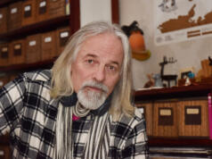 Tom Eckerman leder samtal om ungdomslivet i Mariehamn på 1970-talet