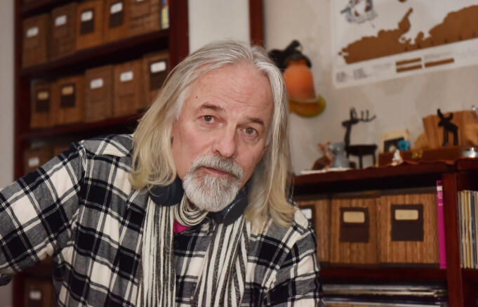 Tom Eckerman leder samtal om ungdomslivet i Mariehamn på 1970-talet