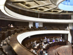 Märkbart rörda talare i debatt om bröstcancer-screeningen