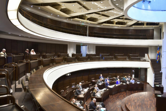 Märkbart rörda talare i debatt om bröstcancer-screeningen