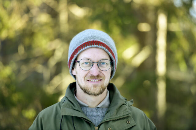 Timmermannen Jonas Sjöblom lever nära naturen