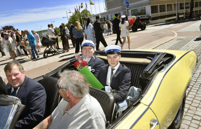 Sol och glada miner när 143 elever tog yrkesexamen
