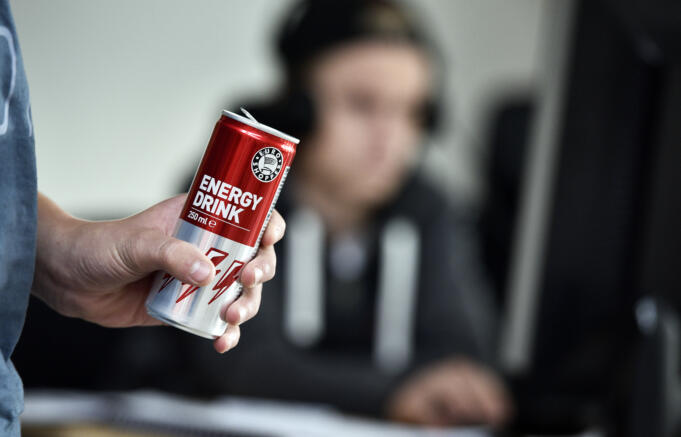Låt energidrycken gå i ciggens fotspår