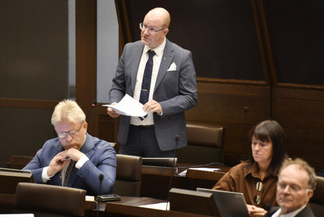 M-ledamot på semester under plenumtät vecka – ”Olyckligt”