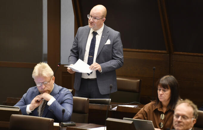 M-ledamot på semester under plenumtät vecka – ”Olyckligt”