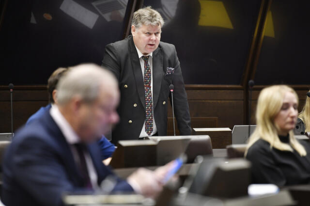 Knapp majoritet för regeringsblocket