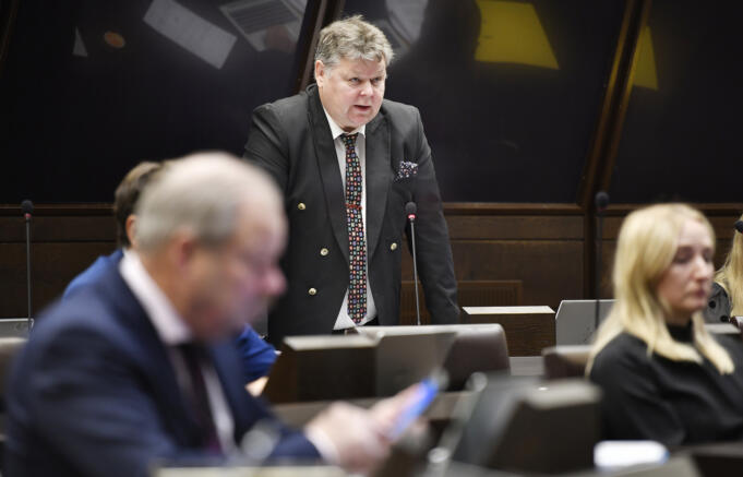 Knapp majoritet för regeringsblocket