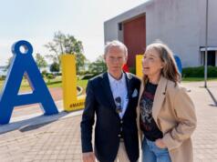 Eurovisionstjärnor, Uggla, Ledin med flera på Wiklöfs 80-års kalas