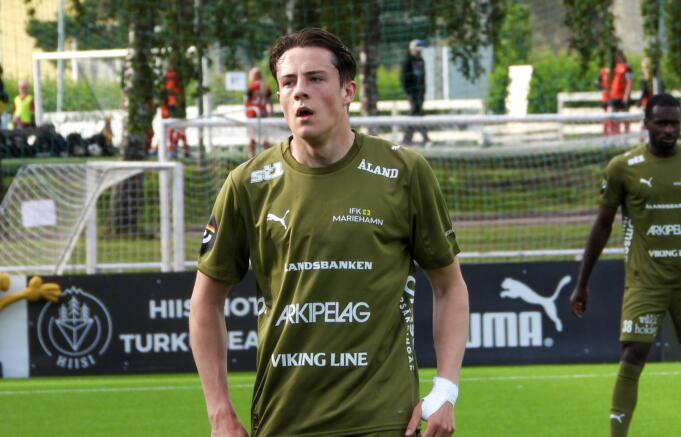 Adam Stroud förlänger med IFK