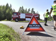 Frontalkrock mellan moped och personbil