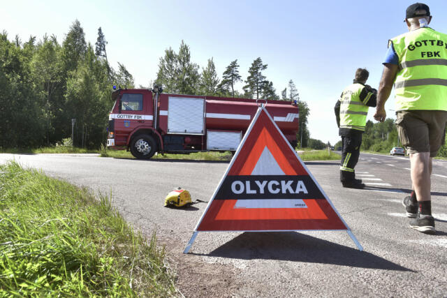 Frontalkrock mellan moped och personbil