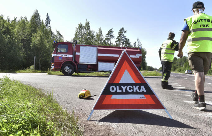 Frontalkrock mellan moped och personbil
