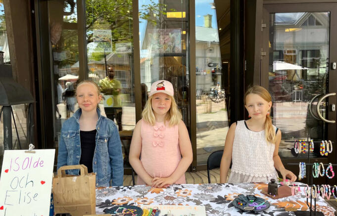 Unga entreprenörer fångar kunders intresse i city