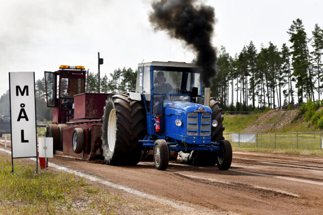 BILDSPEL: Traktorpulling drar igång Vessingsboda