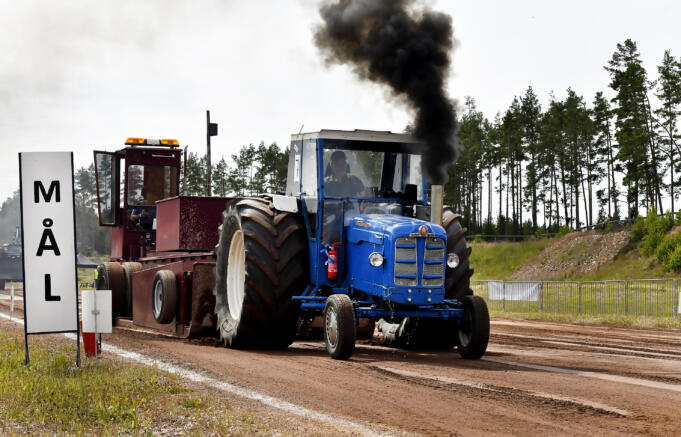 BILDSPEL: Traktorpulling drar igång Vessingsboda