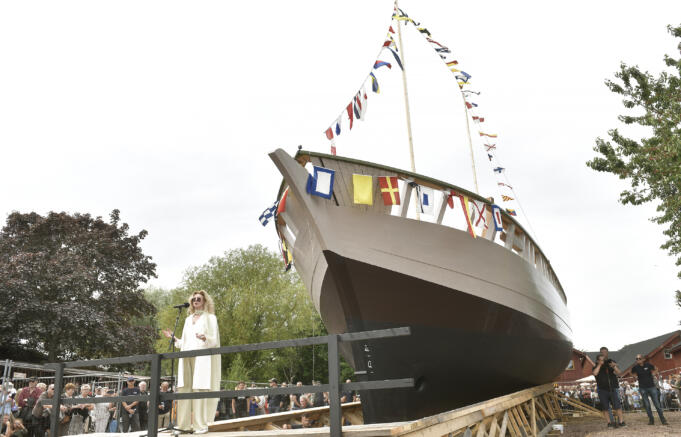 BILDSPEL: Emelias sjösättning blev folkfest