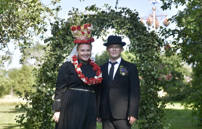 Glatt och festligt på traditionellt bondbröllop